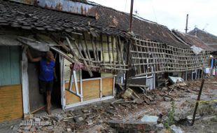 TEMBOK PEMBATAS AMBRUK 