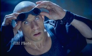 FILM BARU : Riddick: Buronan yang Terjepit