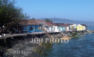 ABRASI PANTAI SAMAS : Tergerus Ombak, Empat Bangunan Rusak 