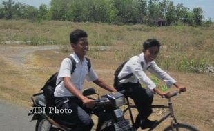 Polisi Dilema Hadapi Bocah Naik Motor