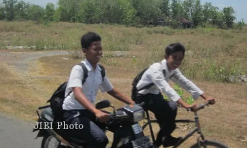 Polisi Dilema Hadapi Bocah Naik Motor