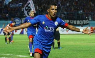 AREMA CRONOUS VS PERSEPAM MU : Singo Edan Jinakkan Sapi Kerap 3-1