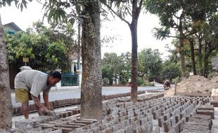    PENGRAJIN BATU BATA : Permintaan Melonjak, Pengrajin Kewalahan