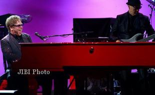 FESTIVAL MUSIK I HEART RADIO : ELTON NYANYI UNTUK I HEART RADIO