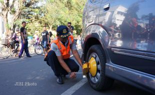 PARKIR SOLO : Sanksi Gembok Roda Dua Segera Diujicobakan