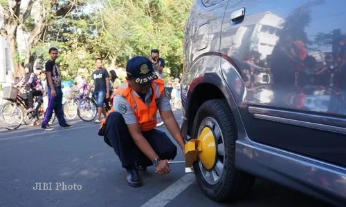 PARKIR SOLO : Sanksi Gembok Roda Dua Segera Diujicobakan