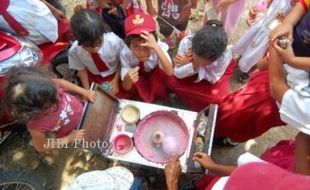 Awas, Makanan Berpengawet Sebabkan Tulang Anak Keropos