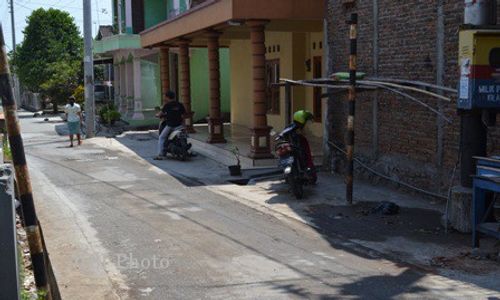 JALAN KAMPUNG KARANGANYAR : Truk Melintas, Rumah Warga Bergetar