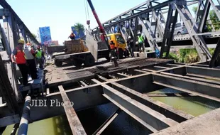 PEMBONGKARAN JEMBATAN PEMALI