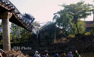 JEMBATAN NYARIS AMBRUK