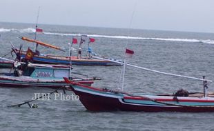 Dua Kapal Nelayan Dihantam Ombak Pantai Depok 