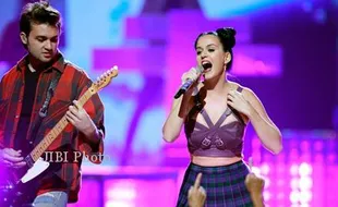 FESTIVAL MUSIK I HEART RADIO : KATY PERRY DIBALUT IKAT PINGGANG