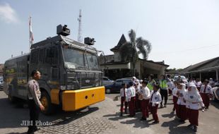 PELAJAR SD BERKUNJUNG KE SATLANTAS POLRESTA