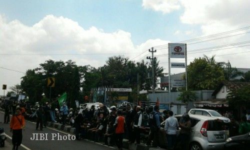 VONIS KASUS CEBONGAN : Massa Blokir Jalan dan Bakar Ban