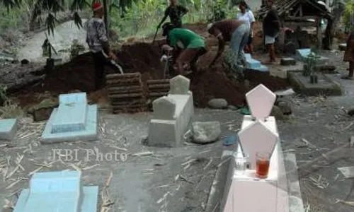 MAKAM CUCU SULTAN HB VI DIRUSAK :  Massa Bercadar Hancurkan Nisan Kyai Ageng Prawiro Purbo