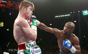 TINJU DUNIA : Floyd Mayweather Jr. Taklukkan Saul "Canelo" Alvarez dengan Angka