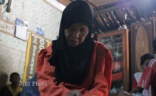 PENDERITA TUMOR : Tak Ada Biaya, Mbah Sami Urung Dioperasi...