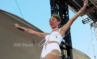 FESTIVAL MUSIK I HEART RADIO : MILEY CYRUS MELET DI LAS VEGAS