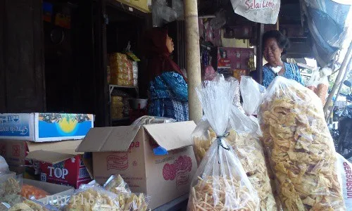     PASAR NGUPIT KLATEN: Bertahan Dalam Rapuhnya Bangunan Pasar...