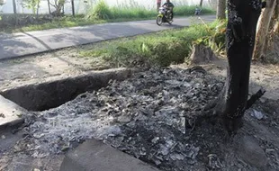 Dituding Jadi Pemicu Kecelakaan, Patung Otak Dibakar   