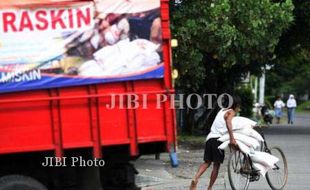 DISTRIBUSI RASKIN : Boleh Pakai APBDes, Raskin Bisa Diantar Sampah Dusun