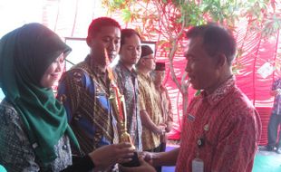 MENYERAHKAN TROFI LOMBA