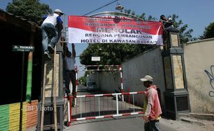 BISNIS PERHOTELAN SOLO : Beredar Spanduk Penolakan Hotel Bos Mustika Ratu