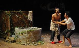 PENTAS TEATER : Ketika Joko Kendil Mengadopsi Vicky Prasetyo