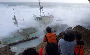 PERIKANAN GUNUNGKIDUL : Duh, Kapal Inka Mina Menjadi Bangkai di Pantai Sadeng