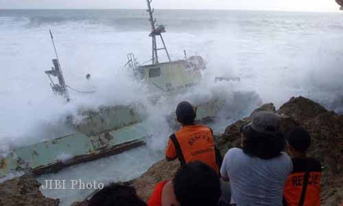 Tabrakan Kapal di Tanjung Perak, 17 Penumpang Dievakuasi