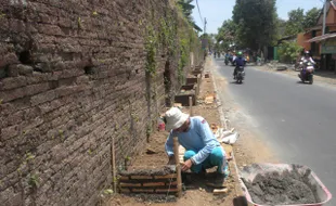 PEMBUATAN TROTOAR DAN TAMAN