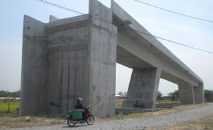 MELINTAS DI BAWAH JEMBATAN PENYEBERANGAN