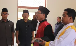 MENGUCAPKAN SUMPAH