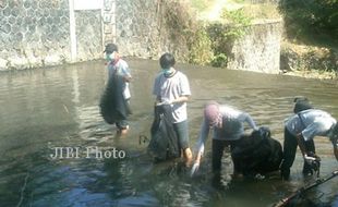 SUNGAI BUKAN TEMPAT SAMPAH : Mahasiswa Bersihkan Sungai, Ketua RT Malu