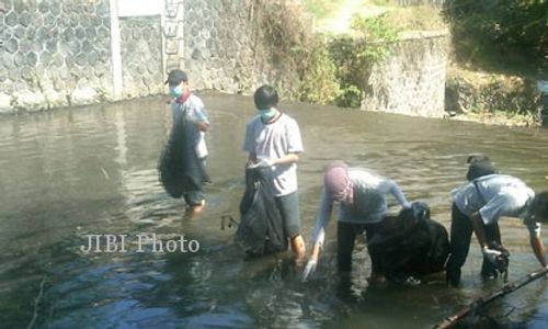 SUNGAI BUKAN TEMPAT SAMPAH : Mahasiswa Bersihkan Sungai, Ketua RT Malu