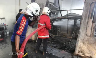 KEBAKARAN KLATEN : Oven Cat dan 1 Mobil Hard Top di Kiat Motor Ludes Terbakar