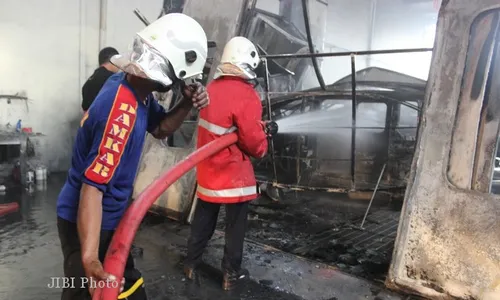 KEBAKARAN KLATEN : Oven Cat dan 1 Mobil Hard Top di Kiat Motor Ludes Terbakar