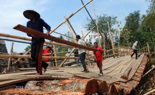 JEMBATAN AMBROL JUWANGI : Pemdes Serahkan Perbaikan ke Pemborong