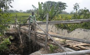 MELINTASI JEMBATAN SESEK