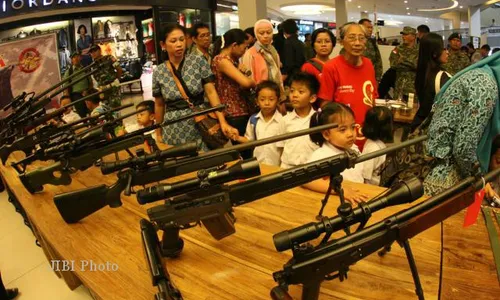 PERINGATAN HUT TNI : TNI Pamer Alutsista di Sopar Mall