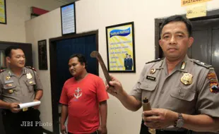 MENUNJUKKAN BARANG BUKTI