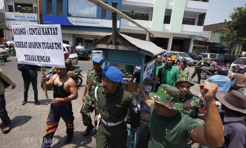 ANGGOTA DENPOM IV MENARIK GEROBAK ANGKRINGAN