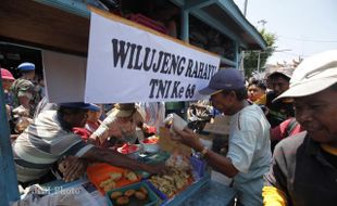 MENIKMATI BERBAGAI MAKANAN