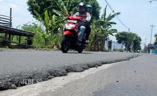 KERUSAKAN JALAN : Warga Gagaksipat Boyolali Kupas Aspal