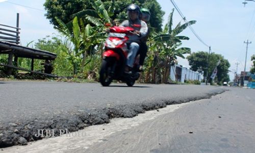 KERUSAKAN JALAN : Warga Gagaksipat Boyolali Kupas Aspal