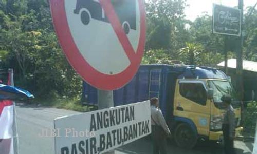 TAMBANG PASIR MERAPI : Sopir Truk Memaksa Melintas di Jalur Non Tambang