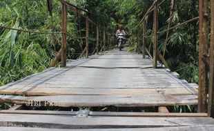  JEMBATAN RUSAK : Jembatan Gantung Penghubung 2 Desa di Kemalang Klaten Memprihatinkan