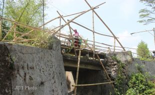 Jembatan Delanggu Klaten Nyaris Ambol, Warga Pakai Bambu