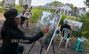 SENIMAN LUKIS BERSAMA BANGUNAN BELANDA 