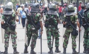 MOGOK NASIONAL : BURUH CIKARANG DIJAGA TENTARA